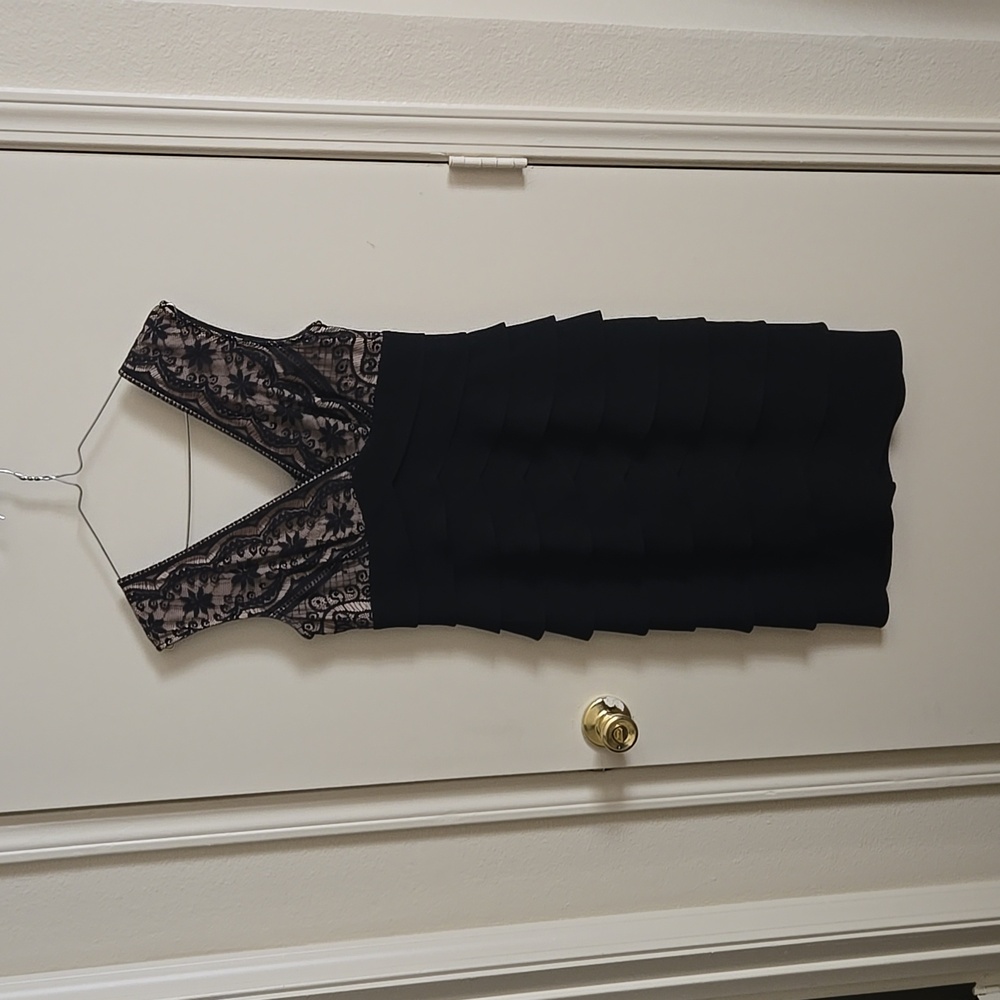 Jessica Howard size 6P dress. Black and beige.